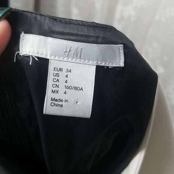 2/$25 or 3/$30 H&M Black and White Color Block Fitted Sleeveless Cocktail Dress - Picture 3 of 8